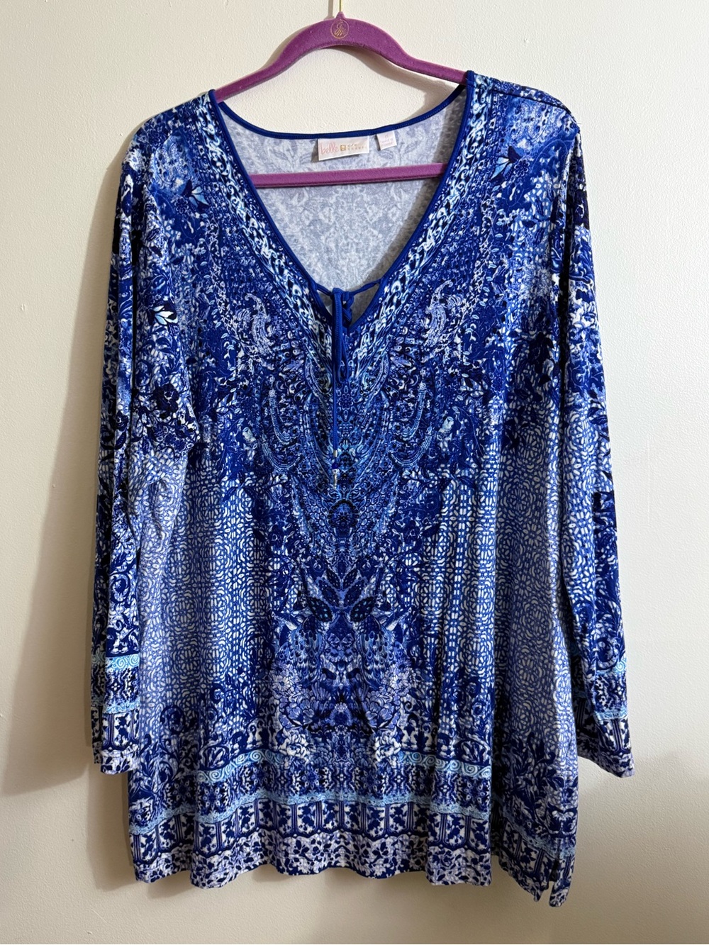 Belle by Kim Gravel Blue Patterned V-Neck Women's Top